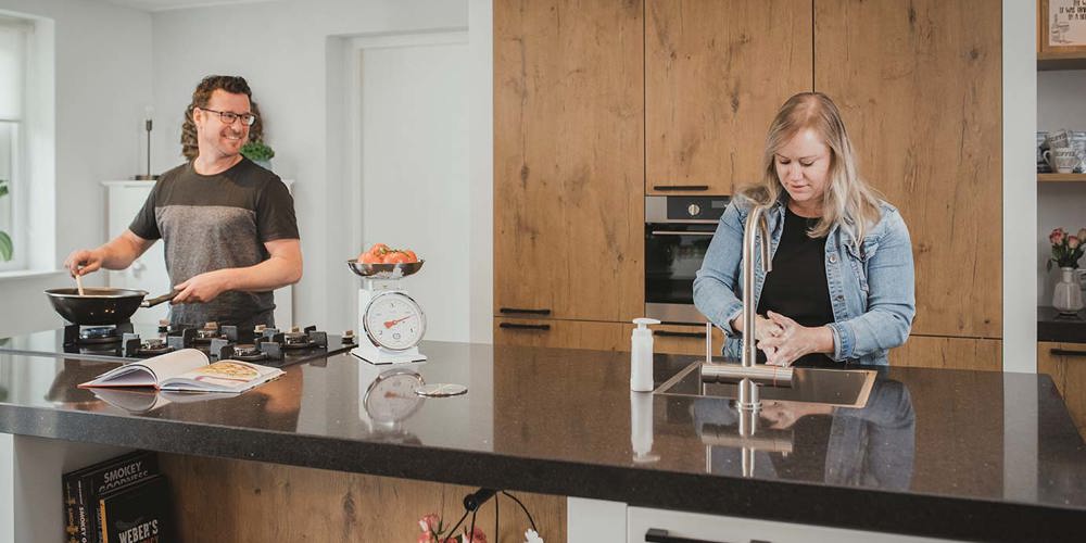 2 Landelijke keuken met eiland Hengelo