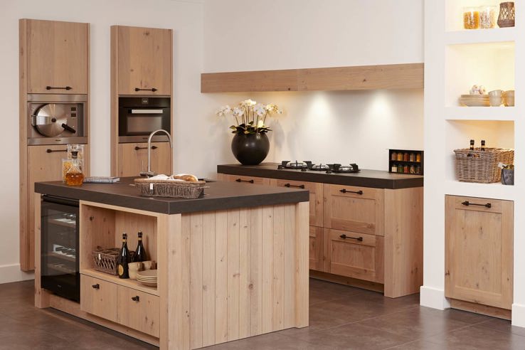 Houten keuken met spoeleiland en kastenwand. Bekijk al onze houten keukens online!