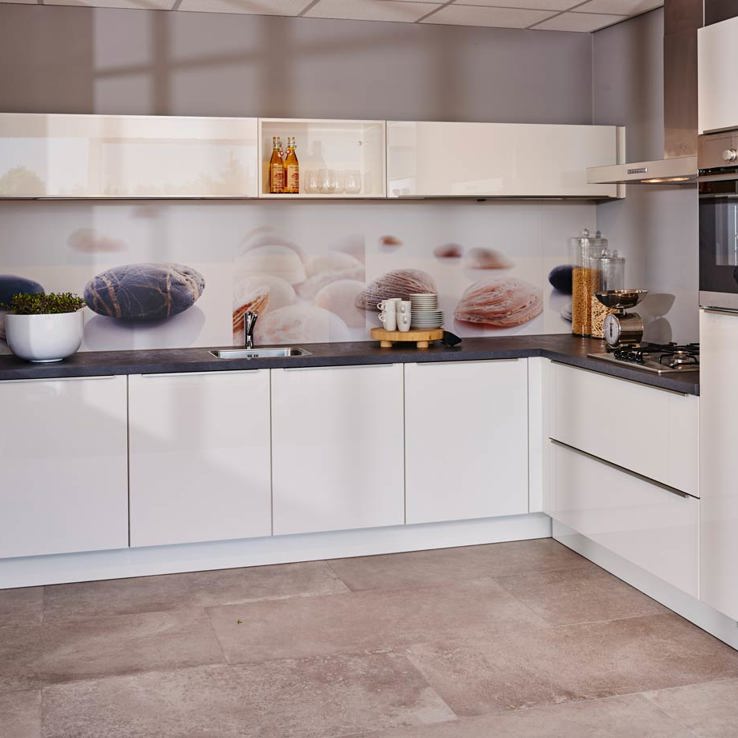 Goedkope moderne keuken, met greeploos front in hoogglans wit